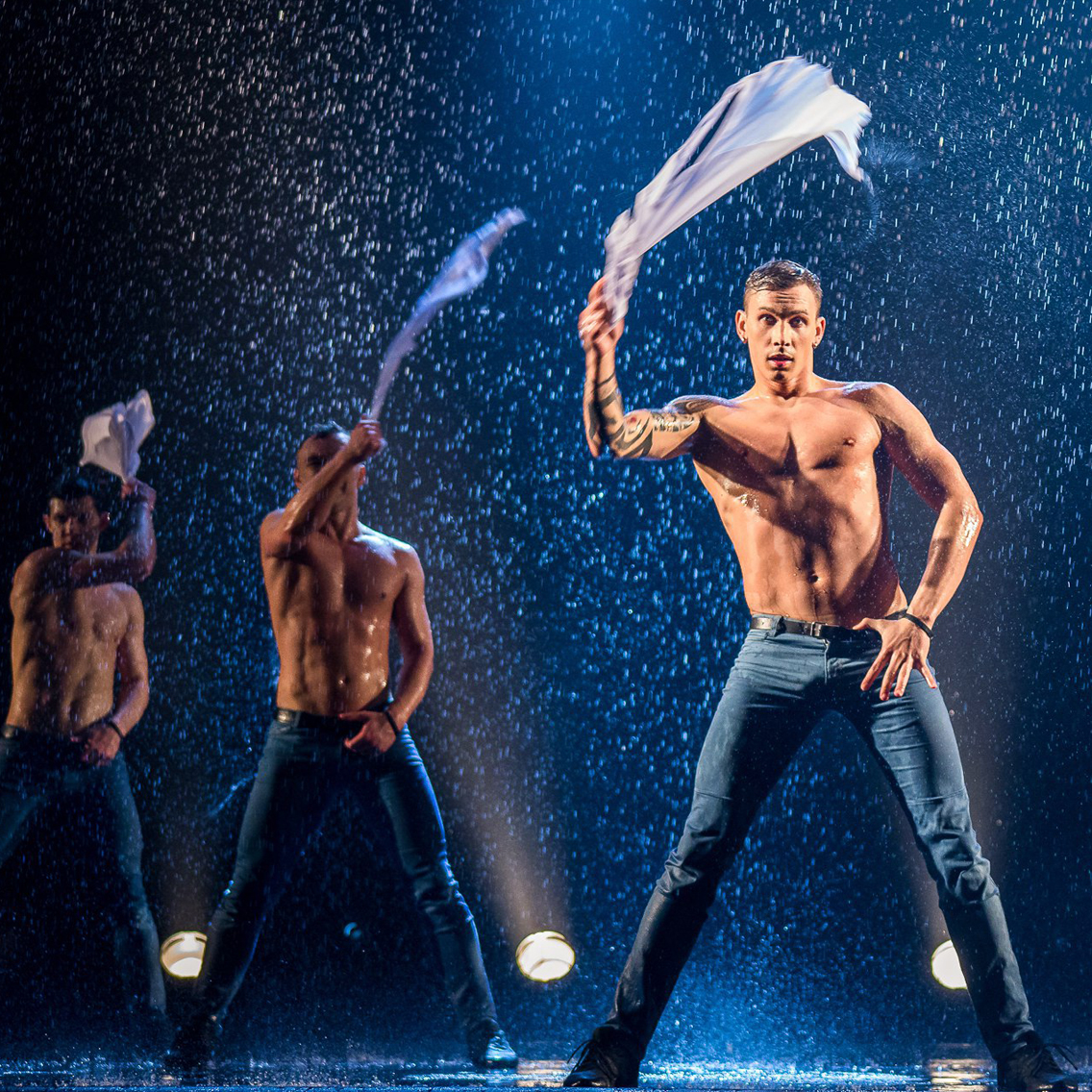 Шоу под дождем "И где, …, счастье?"