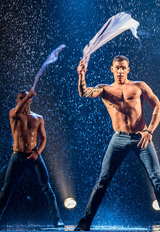 Шоу под дождем "И где, …, счастье?"